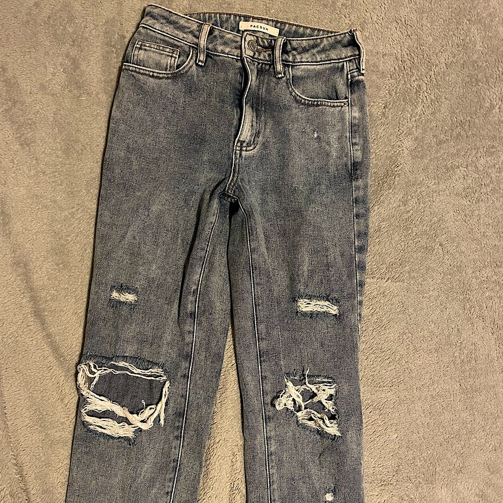 ripped high rise mom jeans!
size: 23
condition: like new